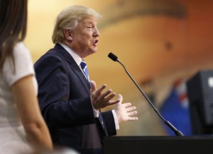 Donald Trump, precandidato presidencial republicano, habla durante un acto de campaña en Richmond, Virginia, el miércoles 14 de octubre de 2015. (Foto AP/Steve Helber)